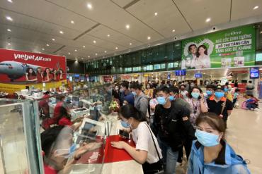 Hành khách xếp hàng dài ở sân bay Tân Sơn Nhất để đổi trả vé Tết vì dịch Covid-19